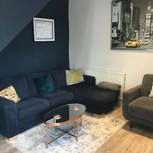 1 Phoenix Cottages, 403 High Street, Holiday home Cheltenham