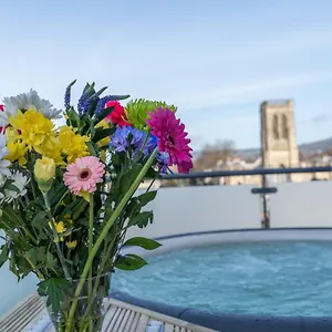 Apartment Penthouse With Hot Tub & Views 22, Cheltenham