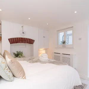Apartment - With Patio And Sofa Bed!, Cheltenham